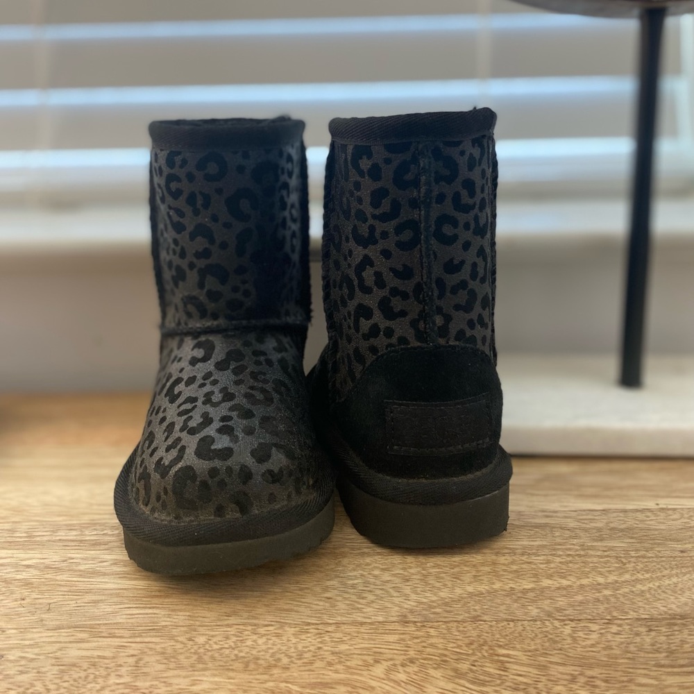 Girls toddler leopard print UGG boots size 7 EUC